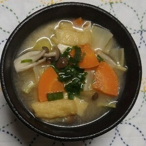 白菜・しめじ・油揚げ・人参の味噌汁